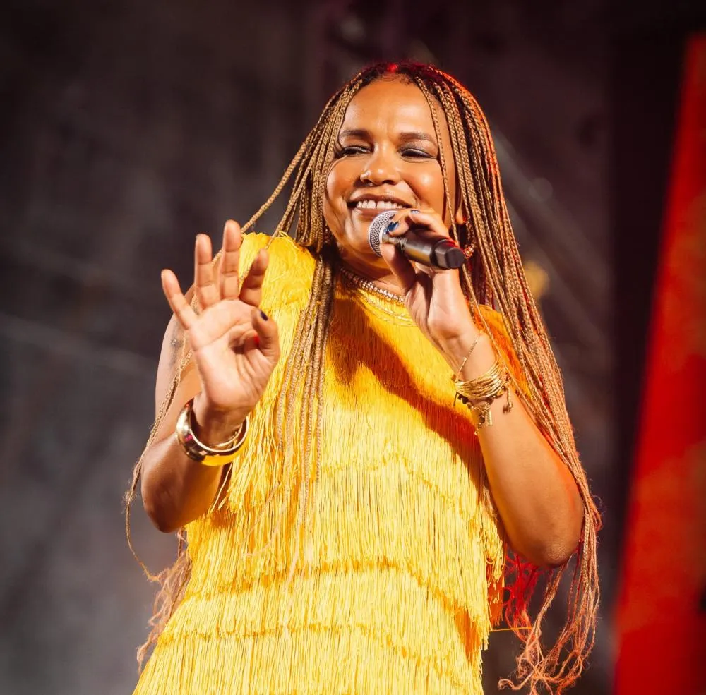 A cantora carioca Teresa Cristina fala sobre ancestralidade e respeito ao samba 