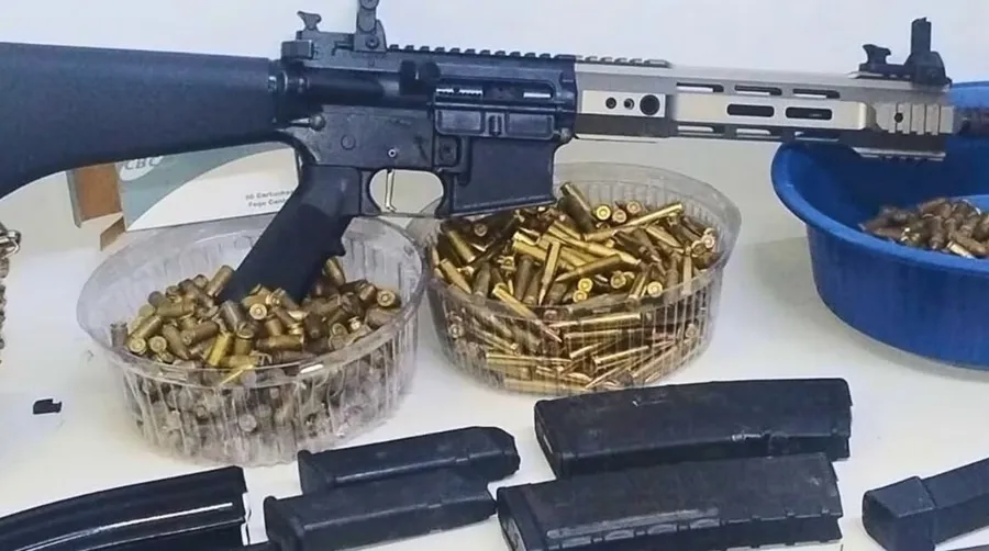 Operação da PM apreende fuzil 5.56, drogas e munições em Maragogipe; veículos são recuperados na zona rural