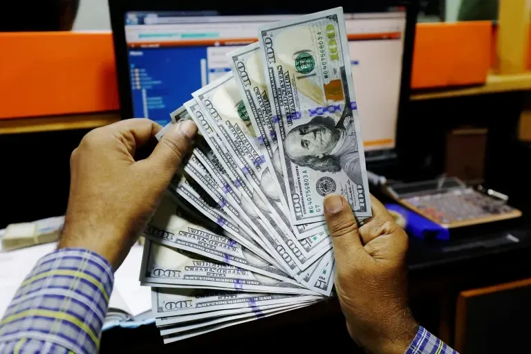 Dólar sobe 0,74% e fecha acima de R$ 5 após feriado no Brasil