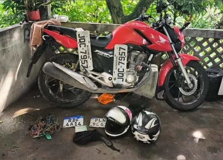 Polícia apreende motocicleta roubada após perseguição em São Félix